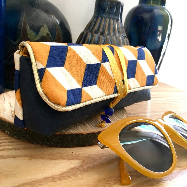 Suzette similicuir bleu marine et motifs géométriques jaunes et bleus