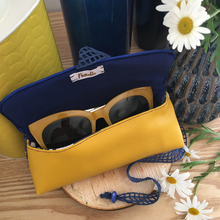 Charger l&#39;image dans la galerie, Suzette similicuir jaune et coton fleurs bleues
