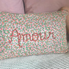 Charger l&#39;image dans la galerie, Plumette Coussin &quot;Amour&quot; fleurs roses
