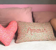 Charger l&#39;image dans la galerie, Plumette Coussin &quot;Amour&quot; fleurs roses
