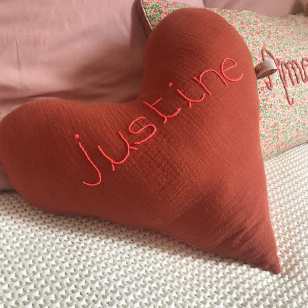 Noisette Coussin en forme de coeur gaze de coton rouille et coton fleuri rose