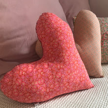 Charger l&#39;image dans la galerie, Noisette Coussin en forme de coeur gaze de coton rouille et coton fleuri rose
