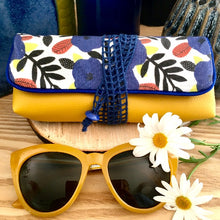 Charger l&#39;image dans la galerie, Suzette similicuir jaune et coton fleurs bleues
