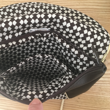 Charger l&#39;image dans la galerie, Georgette similicuir chocolat et motif damier
