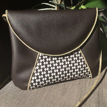 Charger l&#39;image dans la galerie, Georgette similicuir chocolat et motif damier
