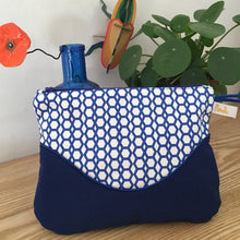 Charger l&#39;image dans la galerie, Trousse Eliette bleu roi et coton motifs géométriques
