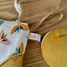 Charger l&#39;image dans la galerie, Trousse Eliette en gaze de coton moutarde et motif oiseaux
